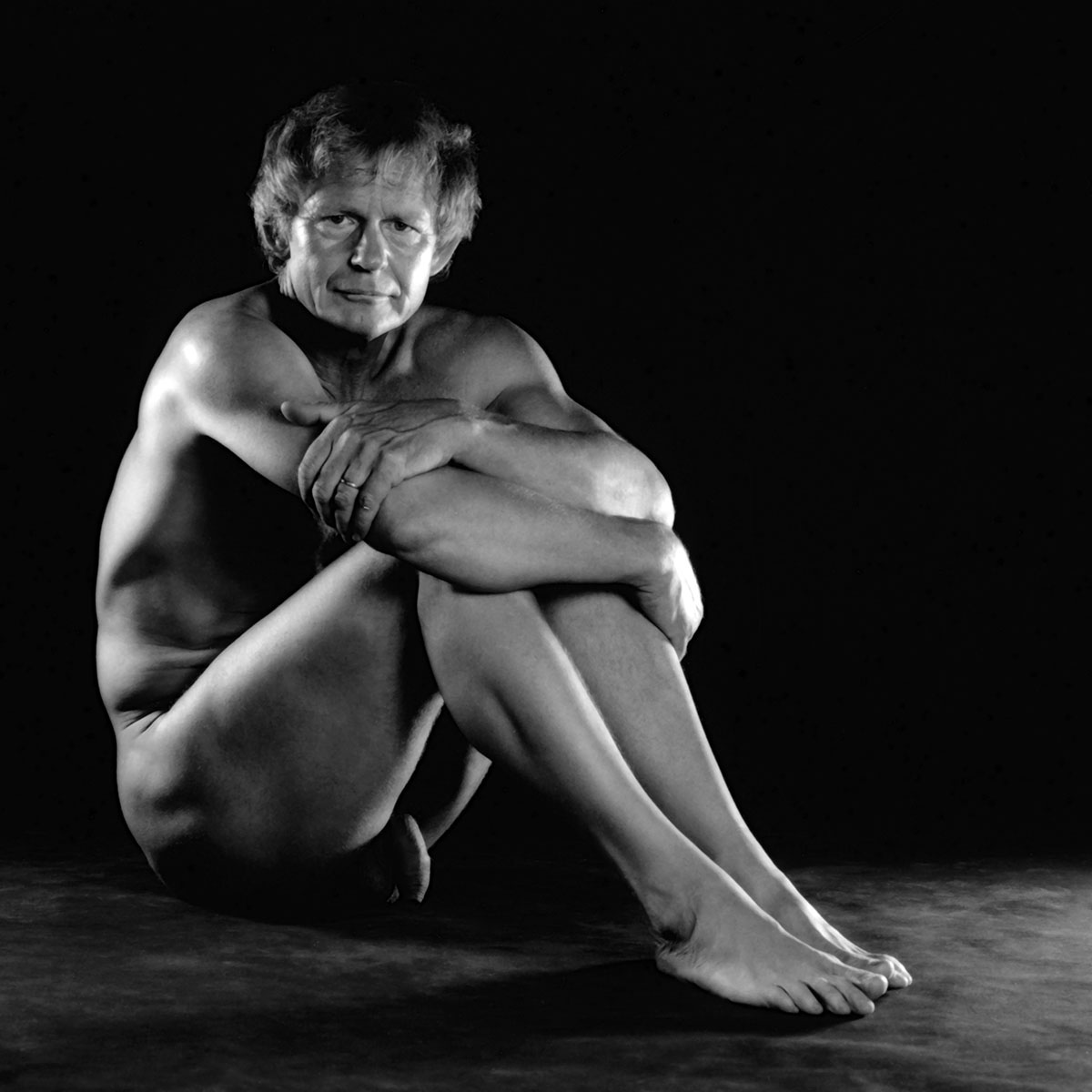 FKK, nackt und frei - Nackt-Yoga - entspannte Sitzhaltung - Erhard Hagebeuker